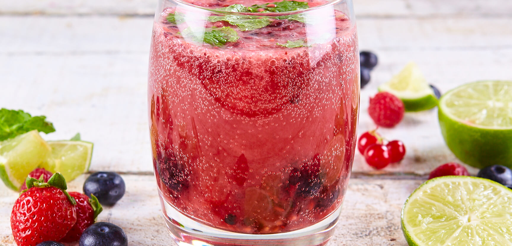 Mocktail de kombucha com frutos vermelhos e  lima