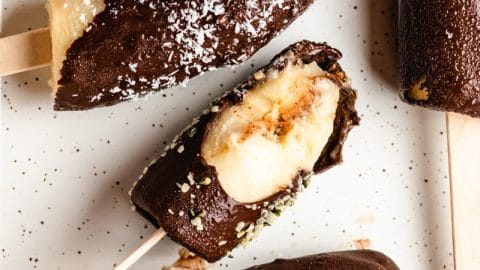 Banana gelada com crocante de chocolate
