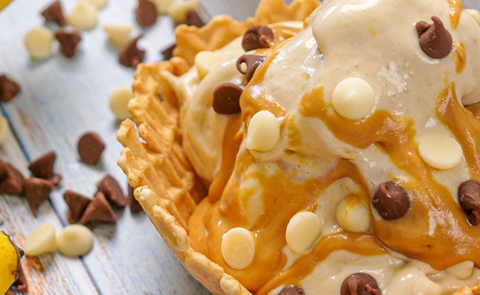 Gelado de banana e morango com manteiga da amendoim